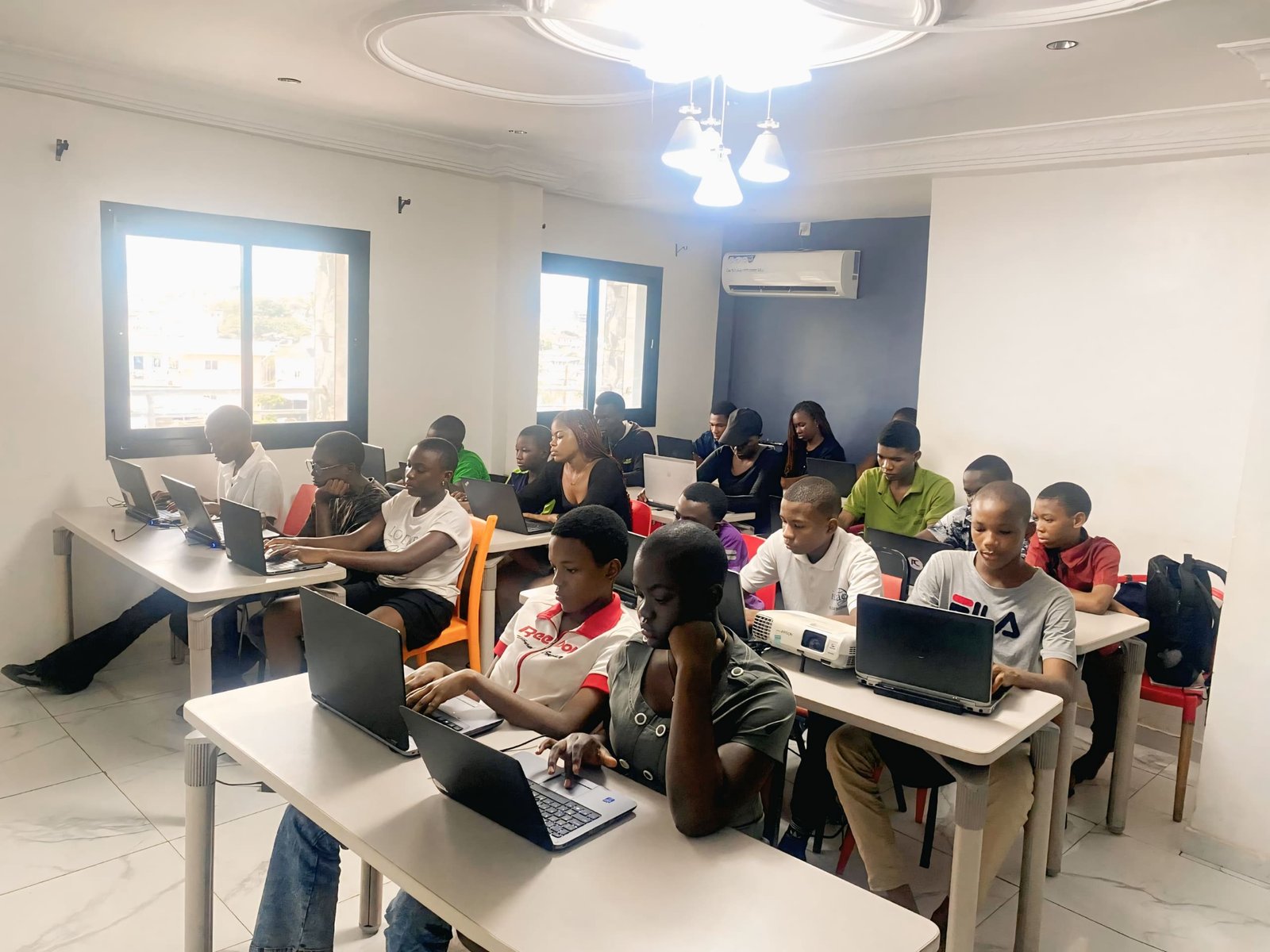 Apprenants du CEMID ACADEMY en salle informatique